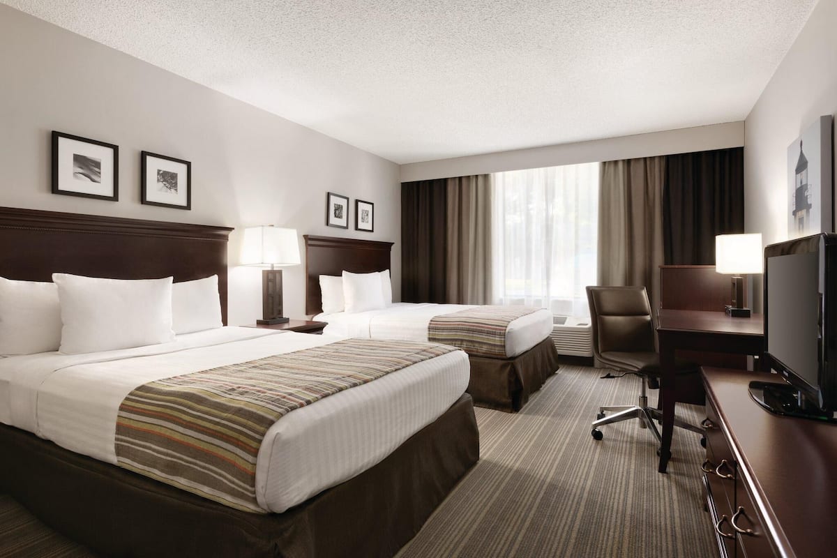 Premium bedding, in-room safe, desk, blackout drapes