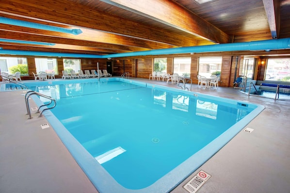 Indoor pool, sun loungers