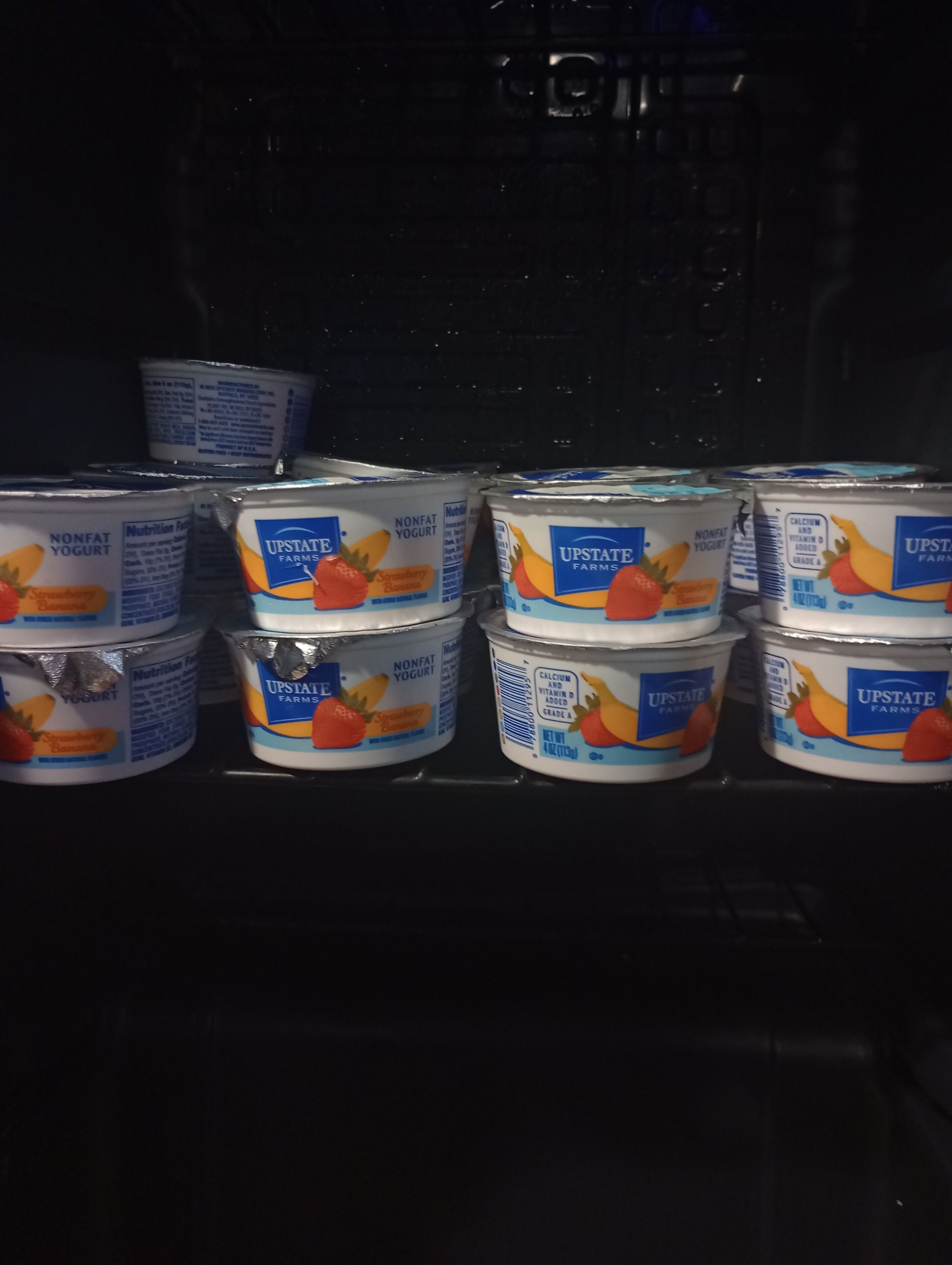Ein Kühlschrank gefüllt mit verschiedenen Behältern fettarmer Joghurt von Upstate Farms.