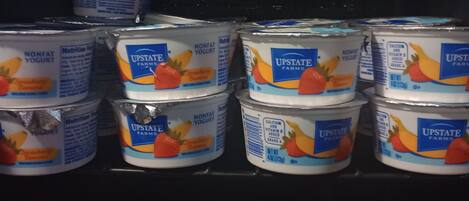 Ein Kühlschrank gefüllt mit verschiedenen Behältern fettarmer Joghurt von Upstate Farms.
