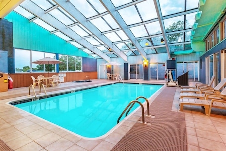 Indoor pool, sun loungers