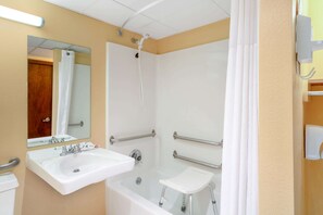 Combined shower/tub, free toiletries, hair dryer, towels