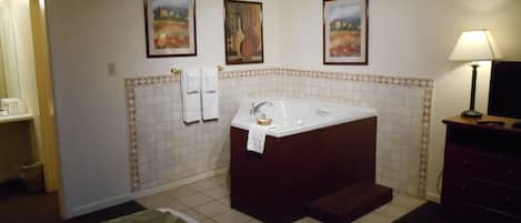 Deep soaking bathtub