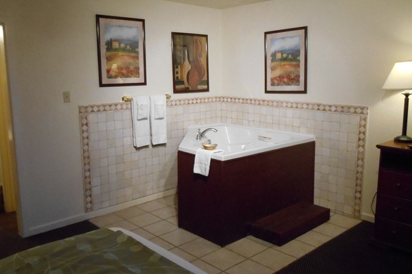 Deep soaking bathtub