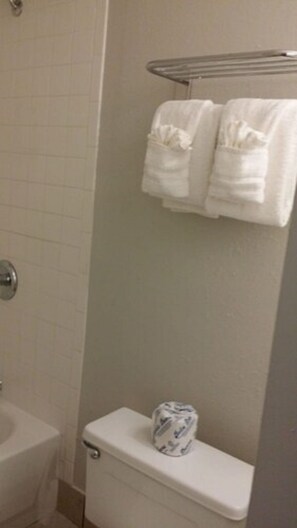 Combined shower/tub, free toiletries, hair dryer, towels - Econo Lodge Inn & Suites Abilene East District (Abilene)