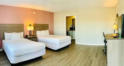 Econo Lodge Inn & Suites