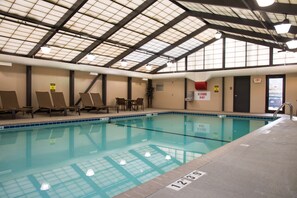 Una piscina cubierta