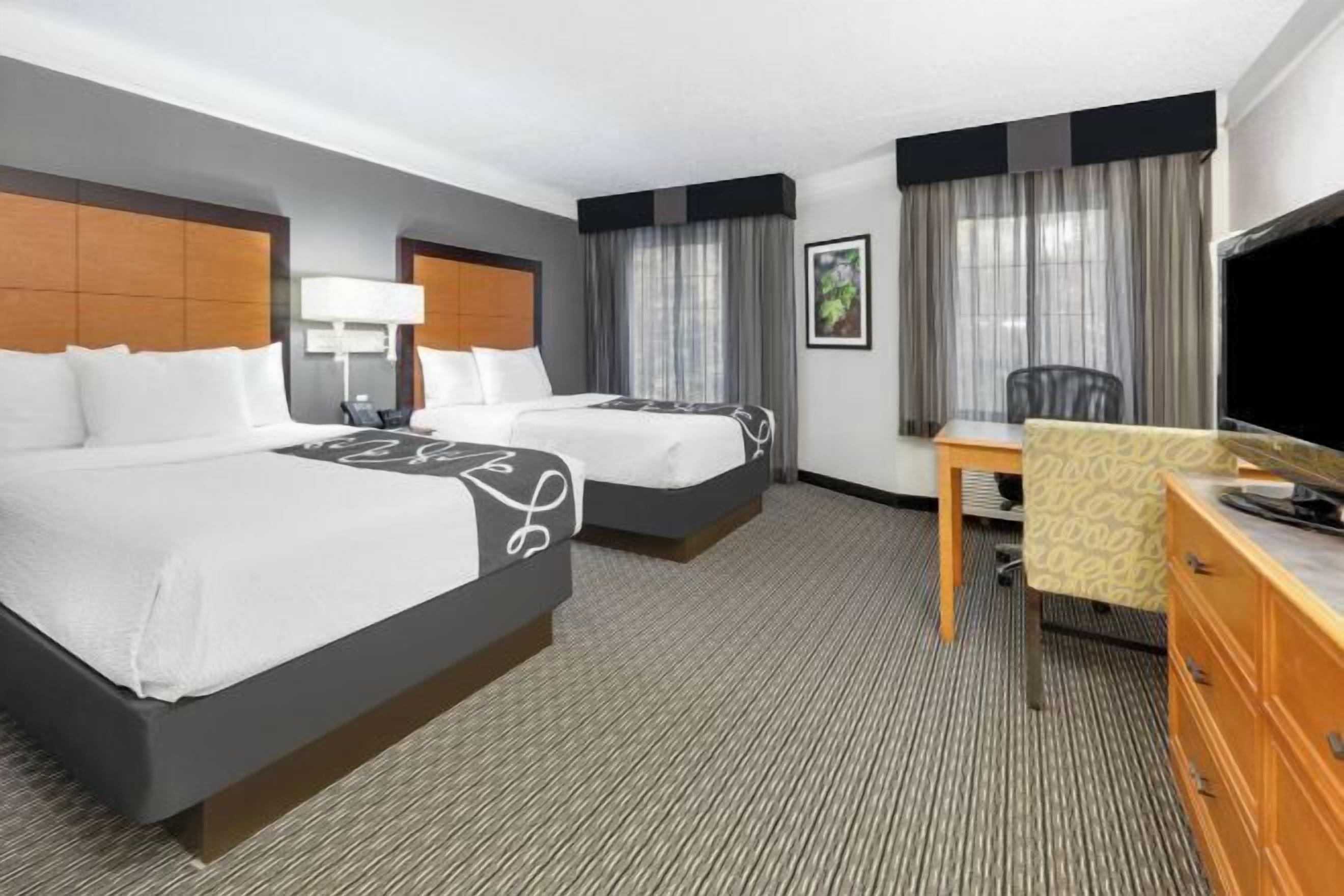 Bộ đồ giường cao cấp, bàn ủi/dụng cụ ủi quần áo 