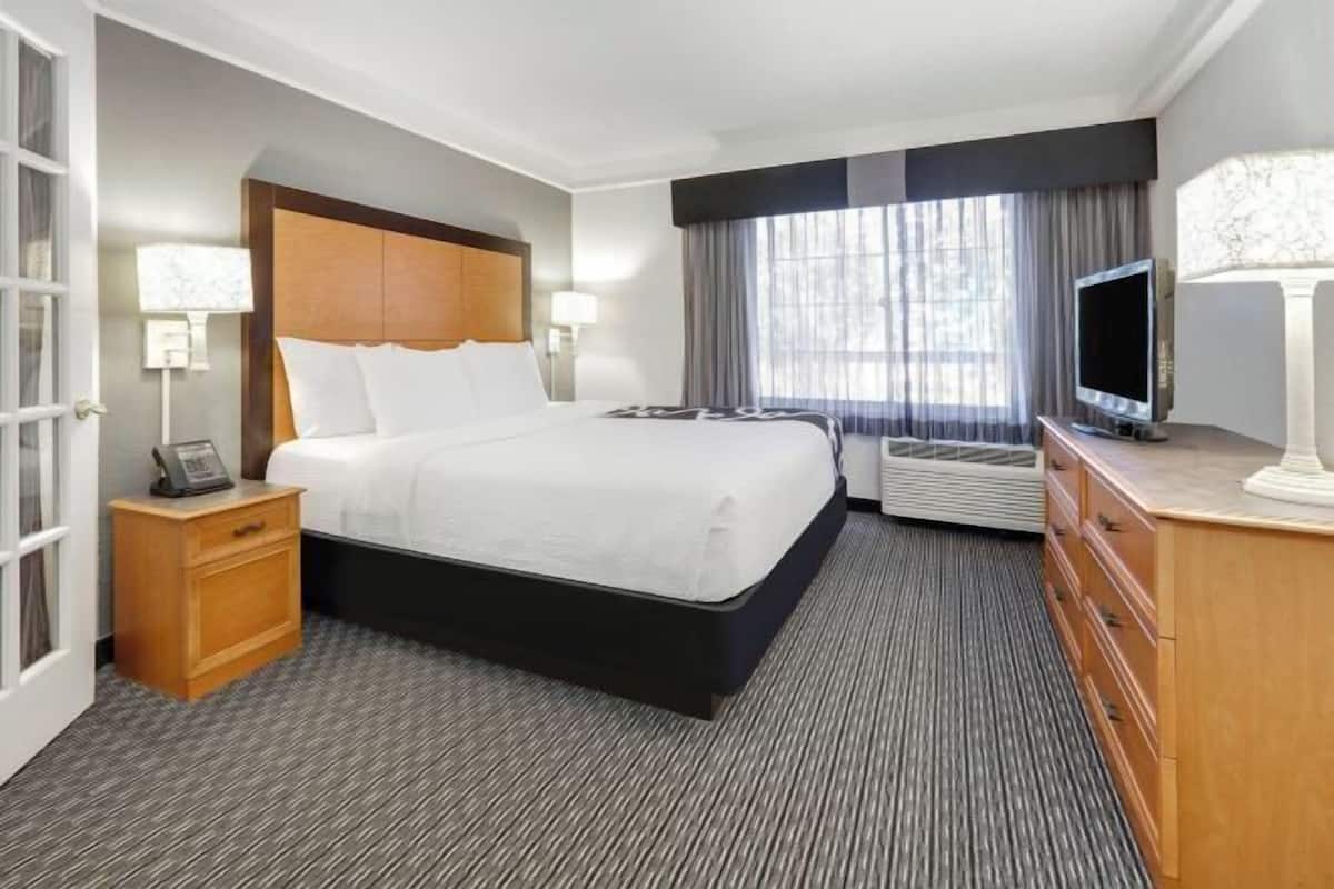 Premium bedding, iron/ironing board, free cribs/infant beds, free WiFi