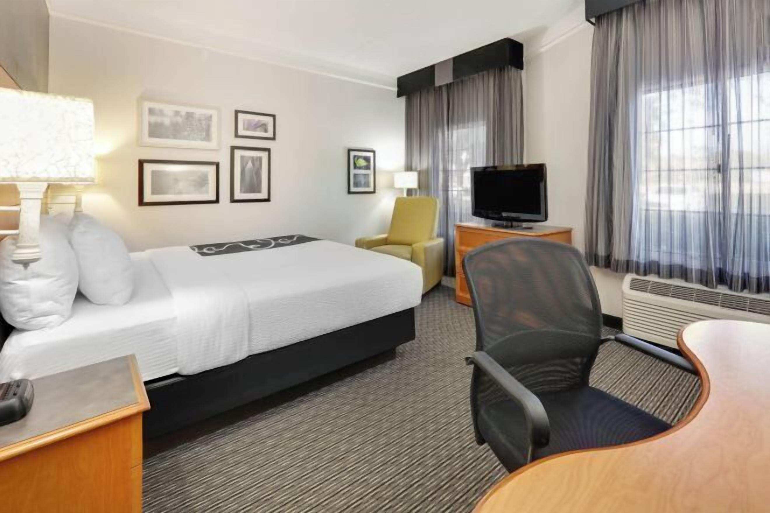 Bộ đồ giường cao cấp, bàn ủi/dụng cụ ủi quần áo 