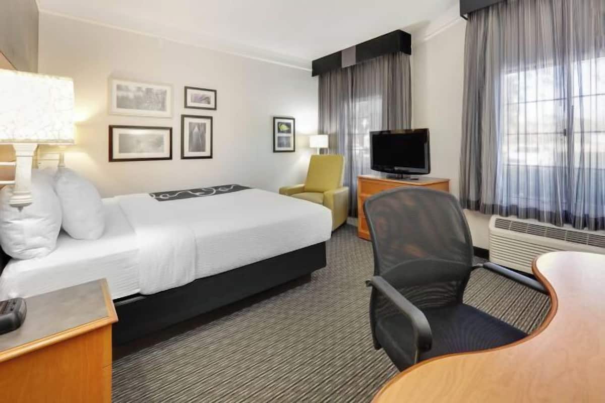 Premium bedding, iron/ironing board, free cribs/infant beds, free WiFi