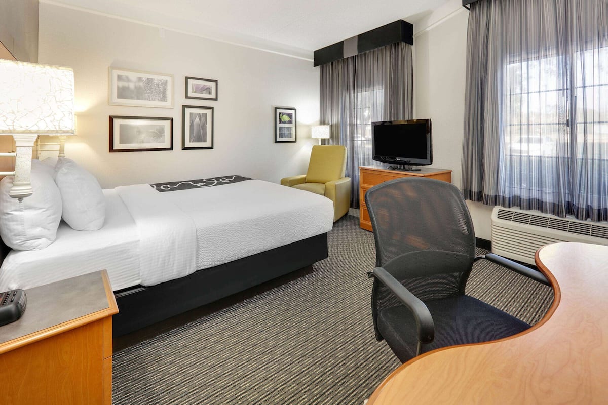Room, 1 King Bed, Accessible, Non Smoking (Mobility, Tub w/Grab Bars) | Premium bedding, iron/ironing board, free cribs/infant beds, free WiFi