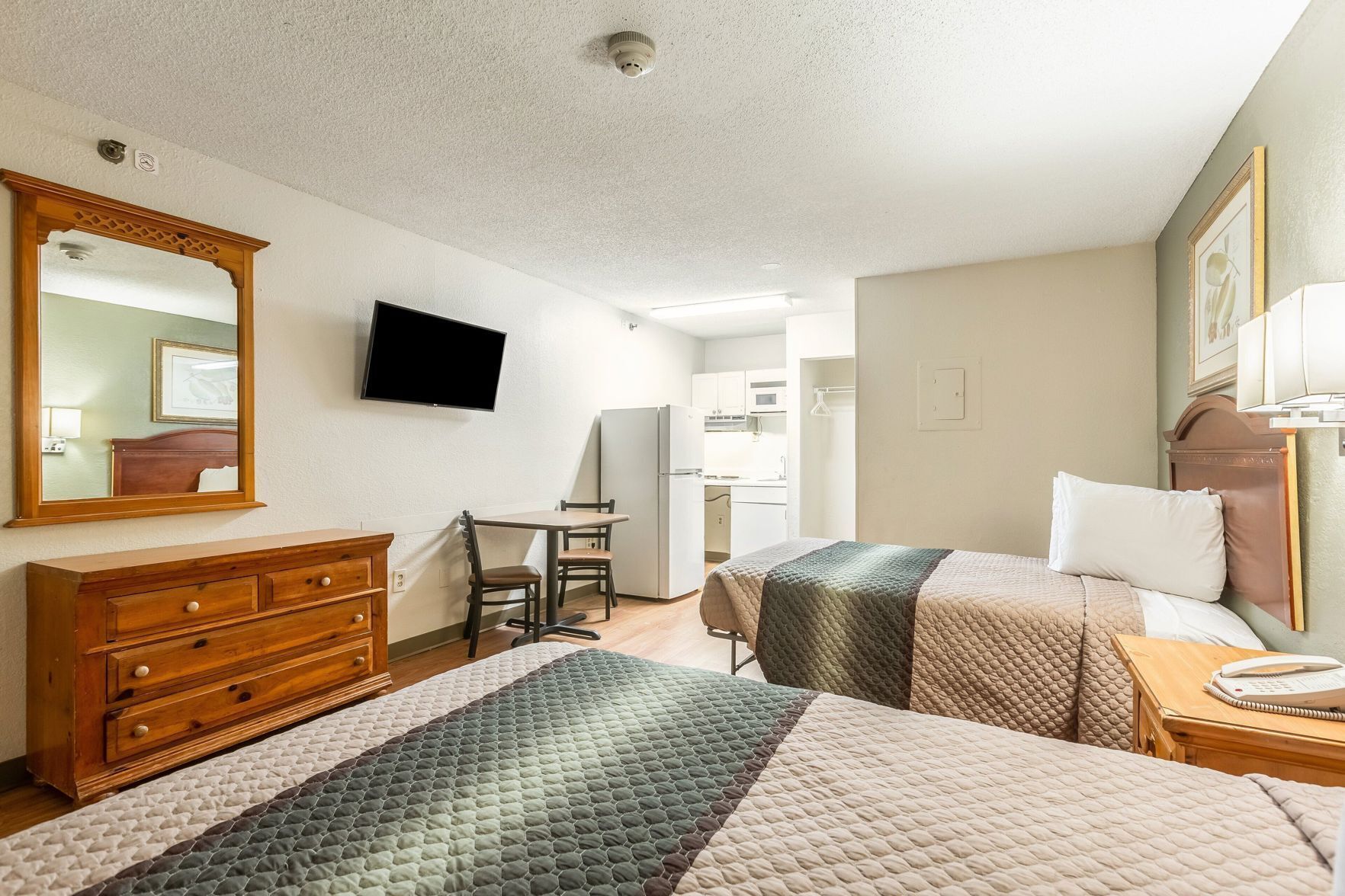 Espacio para trabajar con laptop, cortinas blackout y wifi gratis 