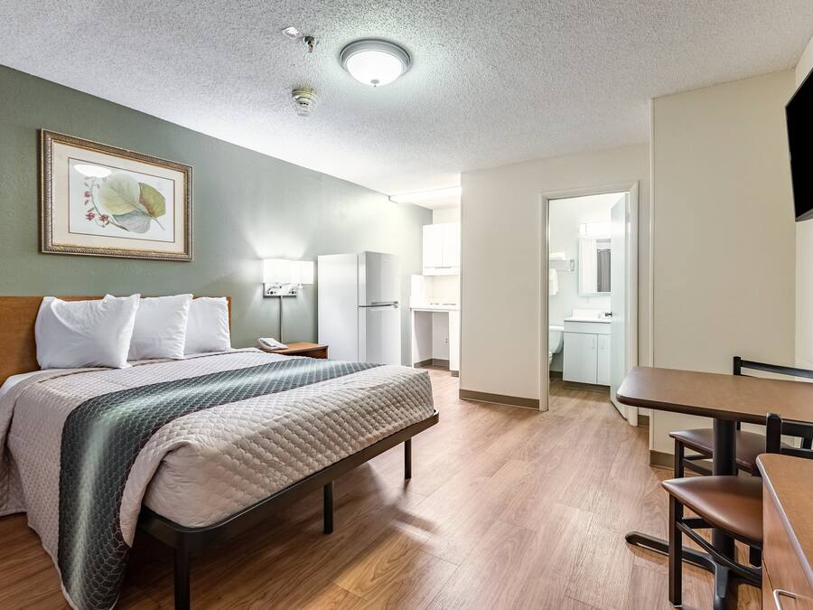 Laptop workspace, blackout drapes, free WiFi, bed sheets