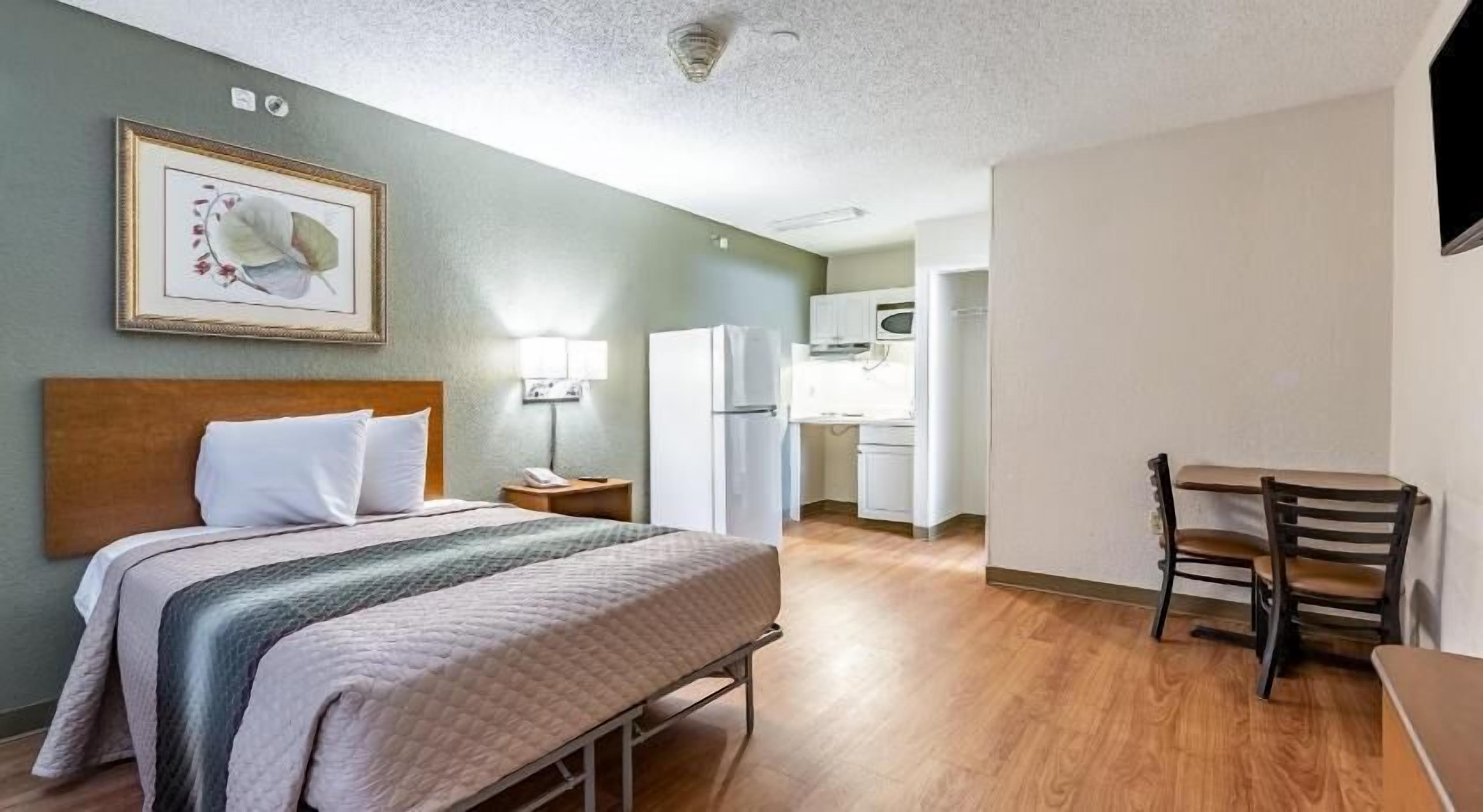 Espacio para trabajar con laptop, cortinas blackout y wifi gratis 