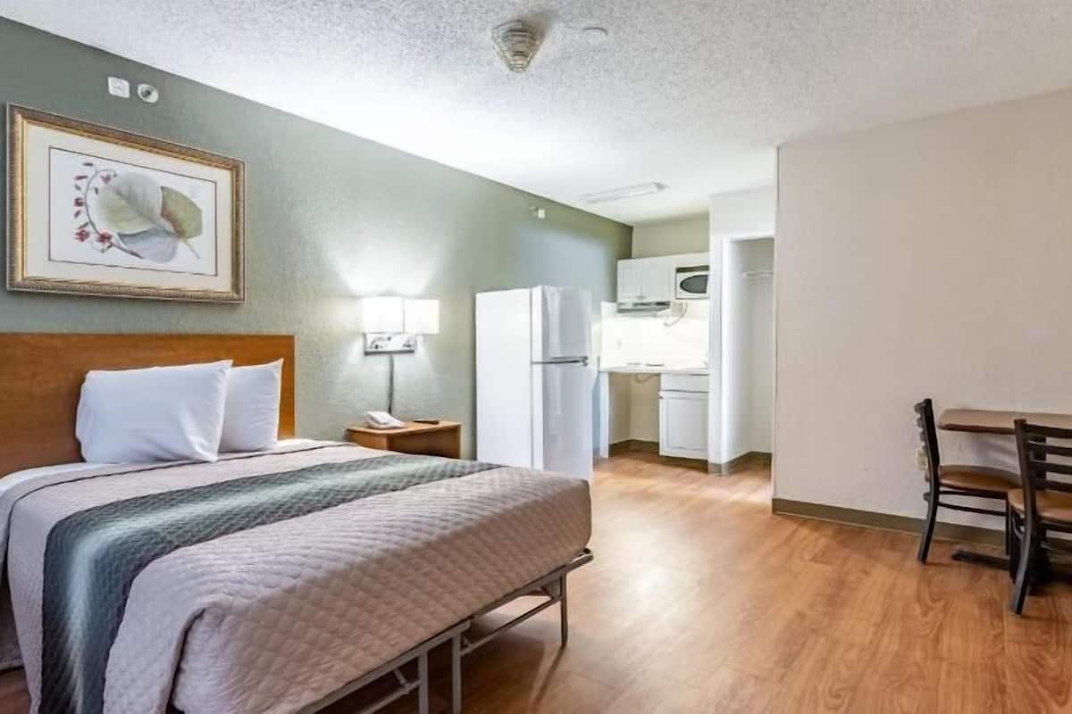 Espacio para trabajar con laptop, cortinas blackout y wifi gratis