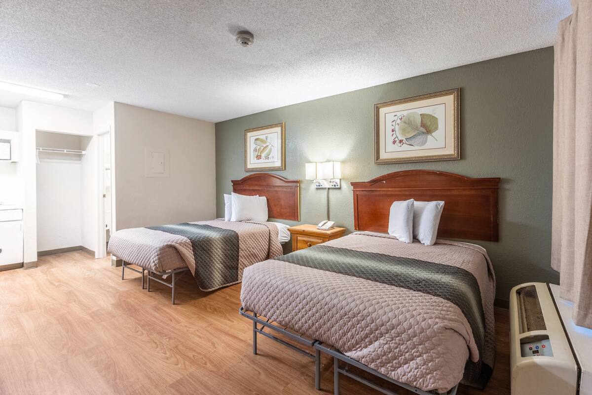 Laptop workspace, blackout curtains, free WiFi, bed sheets