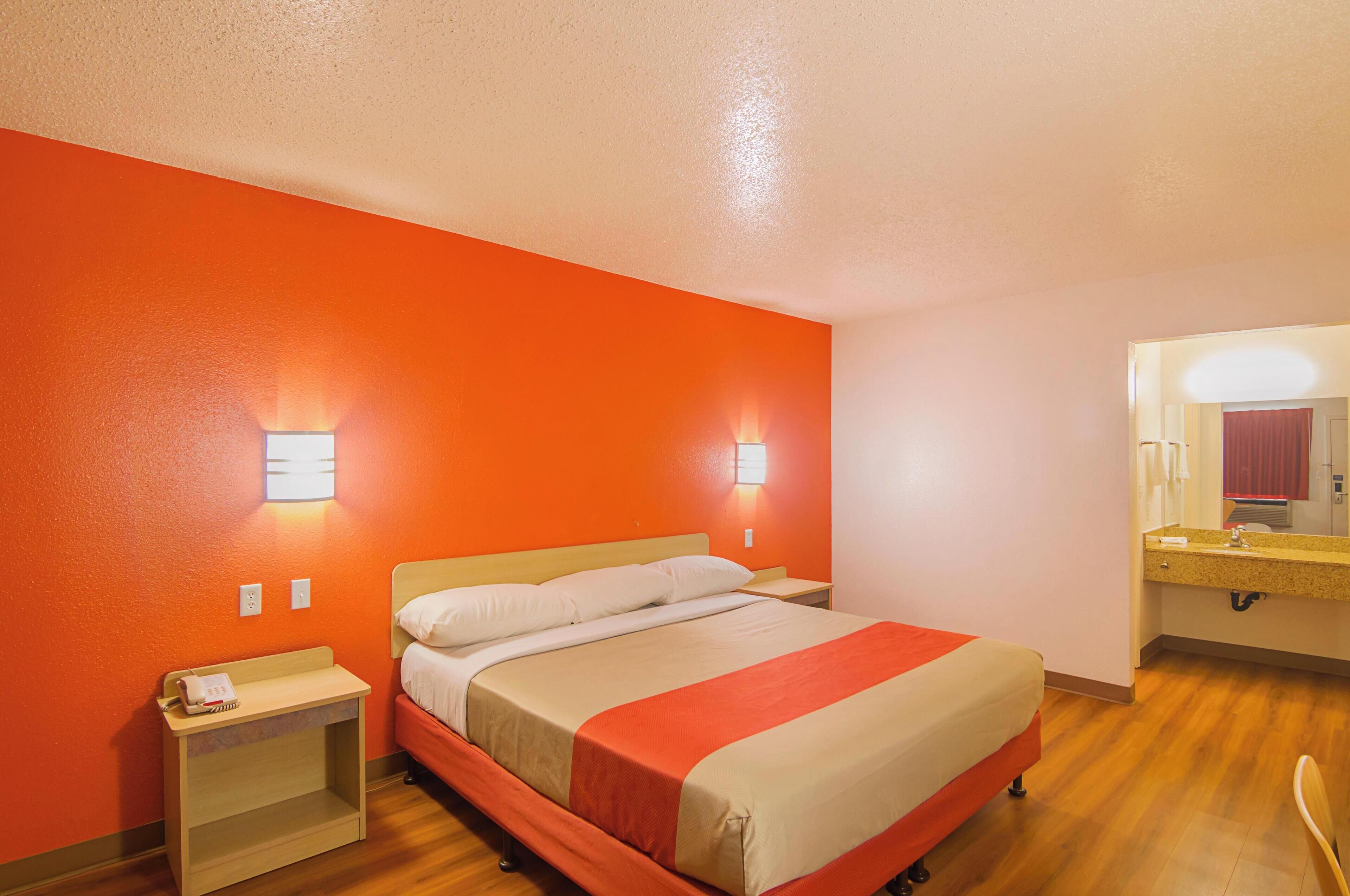 Standard Room, 1 King Bed, Non Smoking | Free WiFi, bed sheets