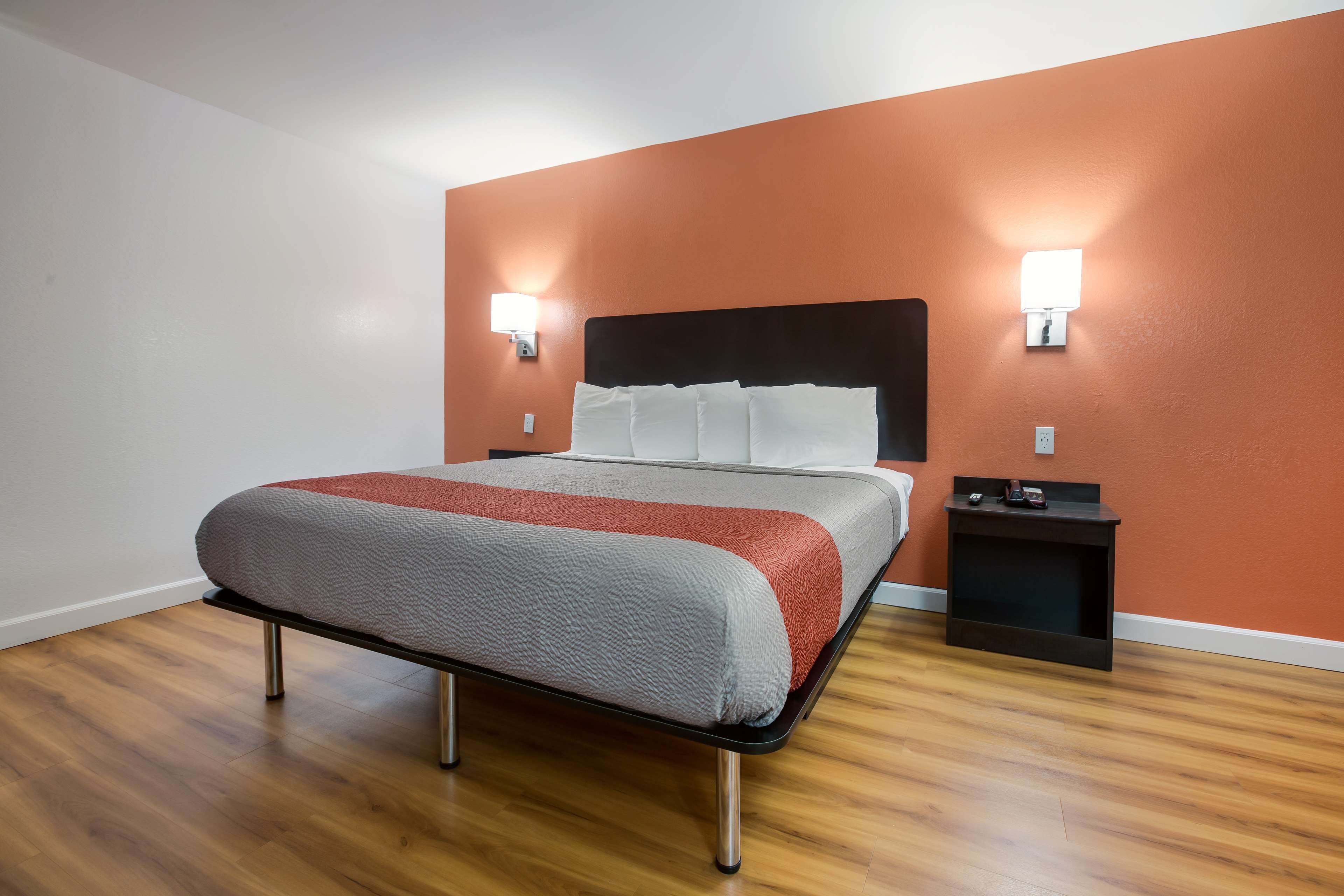 واي فاي مجانًا وملاءات أسرّة