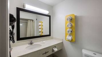 Combined shower/tub, towels