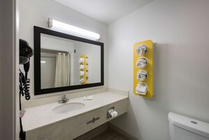 Combined shower/tub, towels