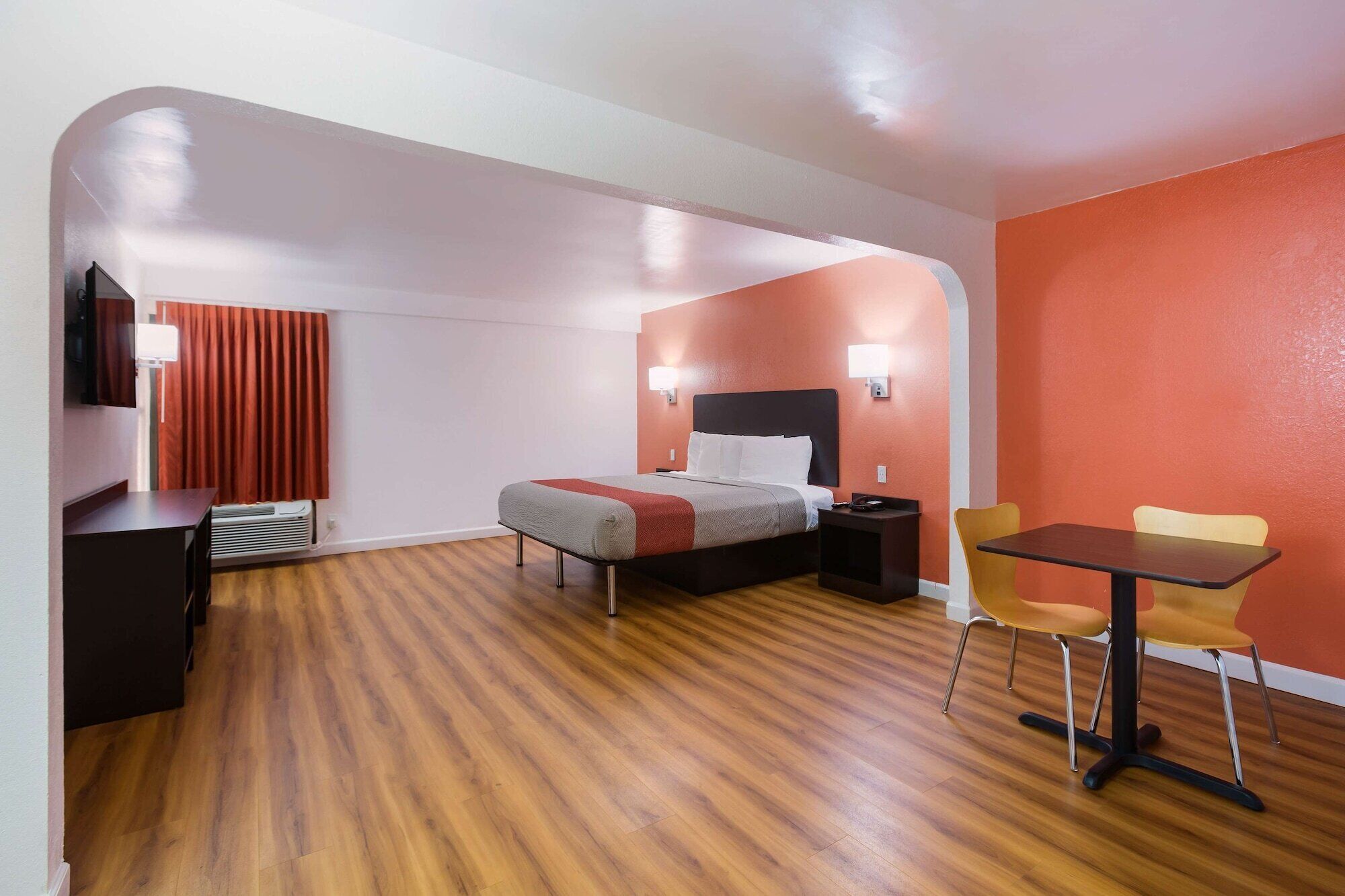 واي فاي مجانًا وملاءات أسرّة