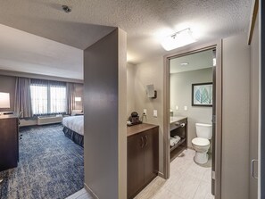 Premium bedding, down comforters, in-room safe, desk - DoubleTree by Hilton Hotel Bloomington (Bloomington)