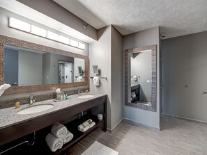 Suite estudio junior, 1 cama de matrimonio grande, no fumadores (Presidential) | Baño | Artículos de higiene personal ecológicos, secador de pelo y toallas
