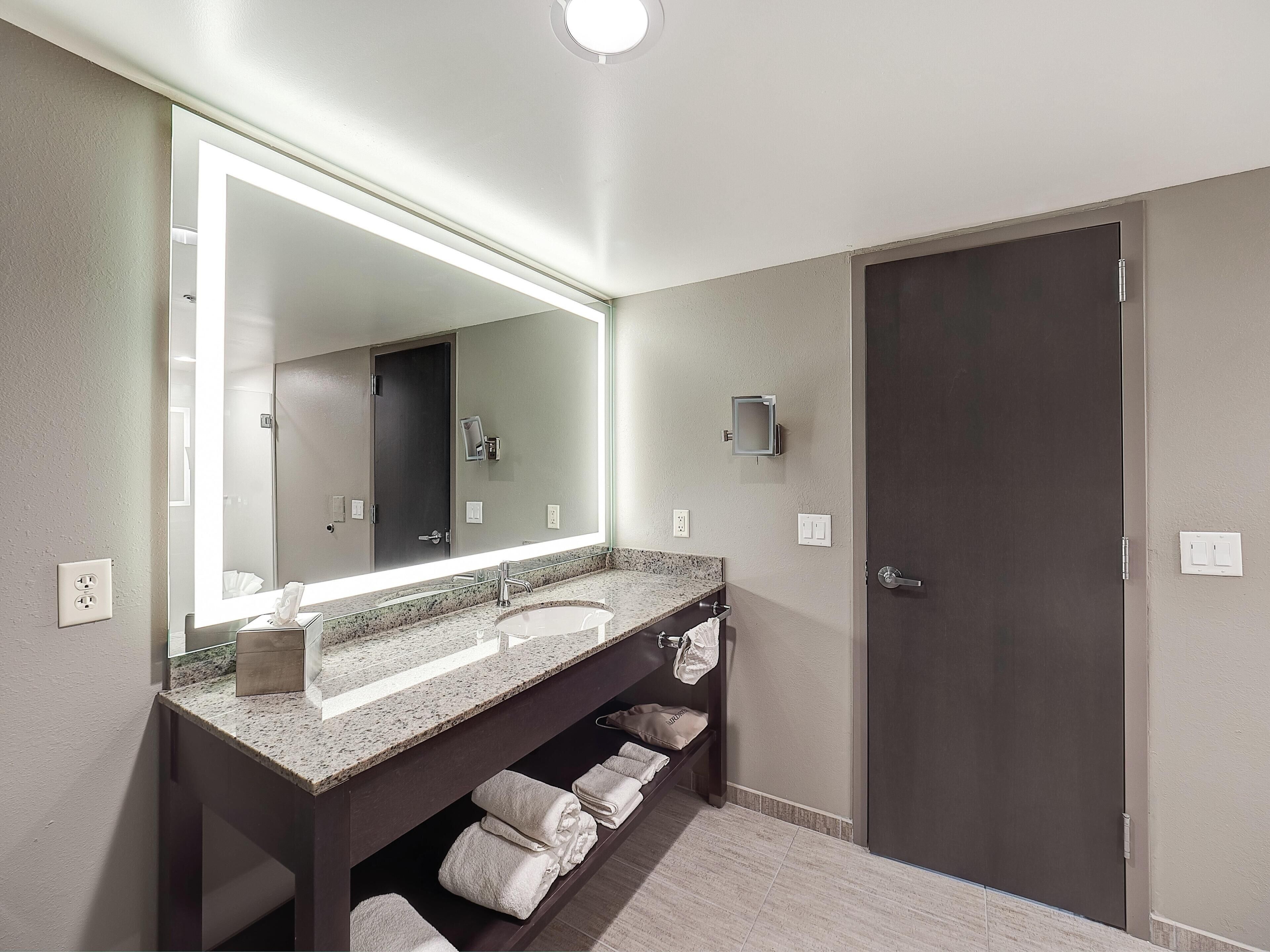 Artículos de higiene personal ecológicos, secador de pelo y toallas