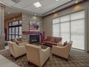 Lobby - DoubleTree by Hilton Hotel Bloomington (Bloomington)
