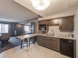 Suite ejecutiva, 1 cama de matrimonio grande | Cocina básica privada | Frigorífico, microondas en la zona común y cafetera o tetera