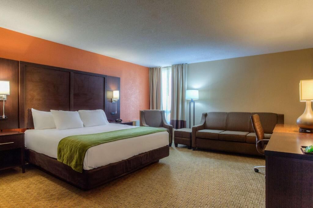 Camas con pillow-top, escritorio y cortinas blackout 