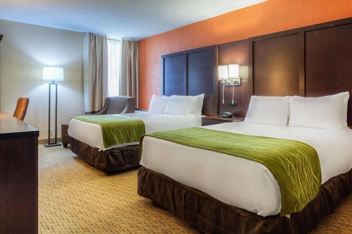 Camas con pillow-top, escritorio y cortinas blackout