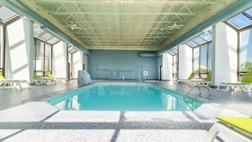 Innenpool, geöffnet von 10:00 Uhr bis 22:00 Uhr, Liegestühle