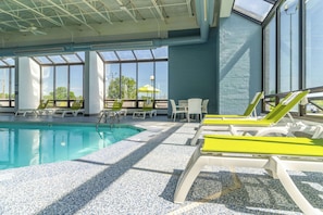 Piscine couverte, accès possible de 10 h 00 à 22 h 00, chaises longues