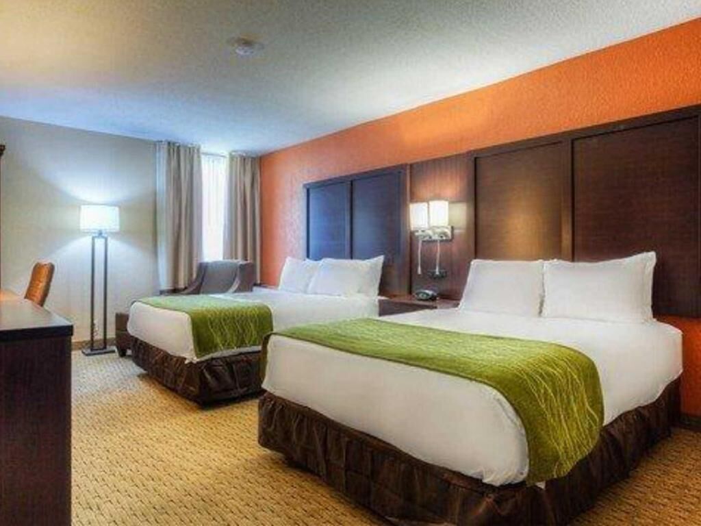 Camas con pillow-top, escritorio y cortinas blackout 