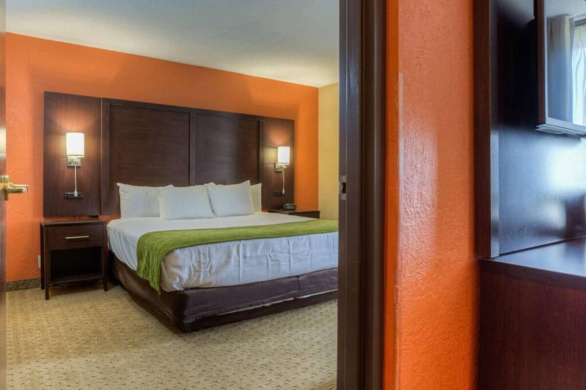 Camas con pillow-top, escritorio y cortinas blackout