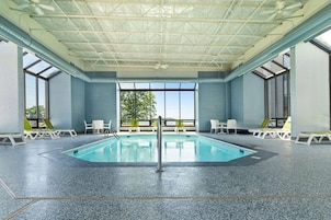 Una piscina techada, sillones reclinables de piscina