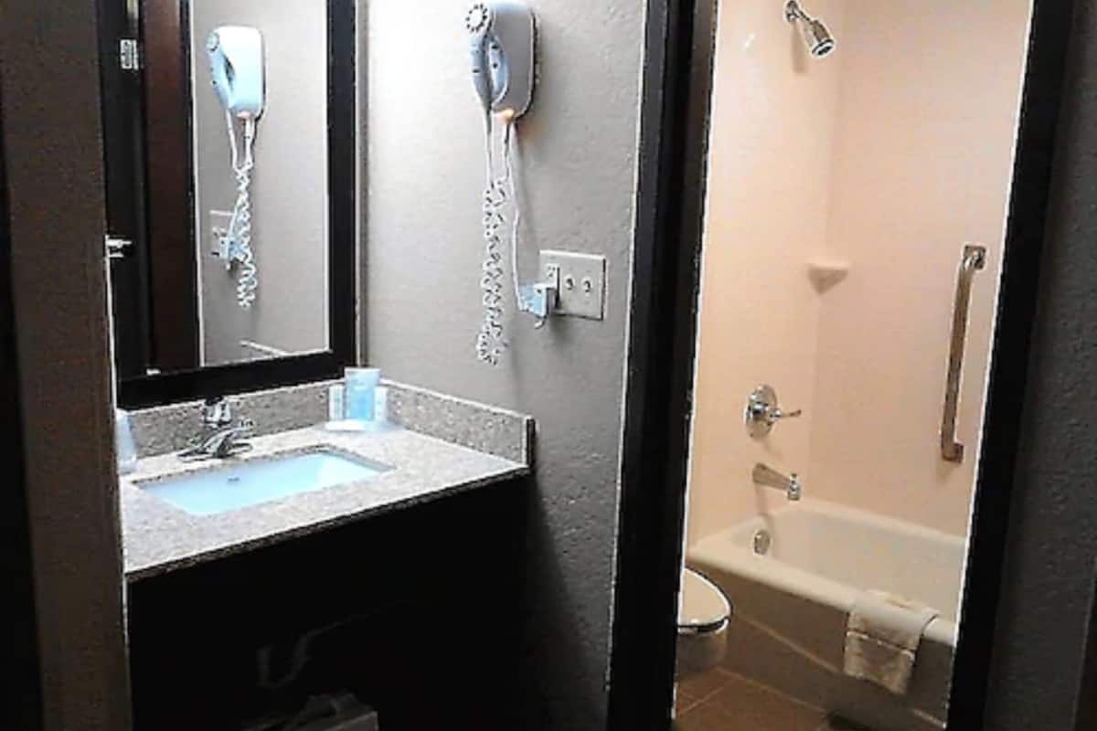 combined shower/bathtub, free toiletries, hair dryer, slippers