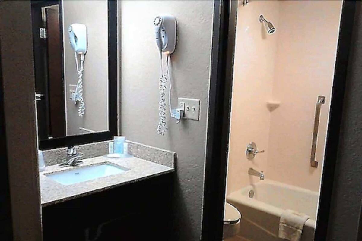Baño | Tina con regadera, amenidades de baño gratuitas, secadora de cabello