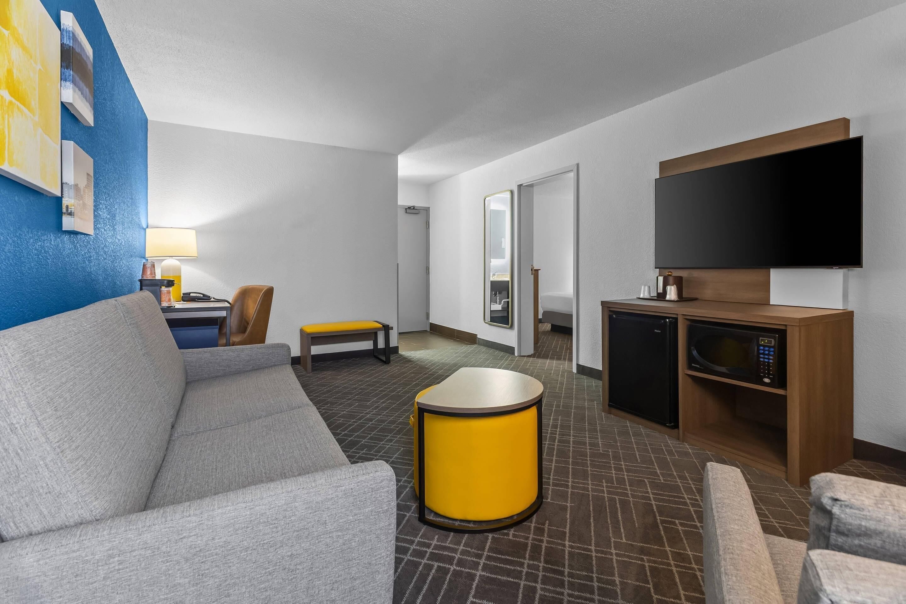 Standard Studio Suite, 1 King Bed with Sofa bed, Non Smoking | Pillowtop beds, desk, blackout drapes, iron/ironing board