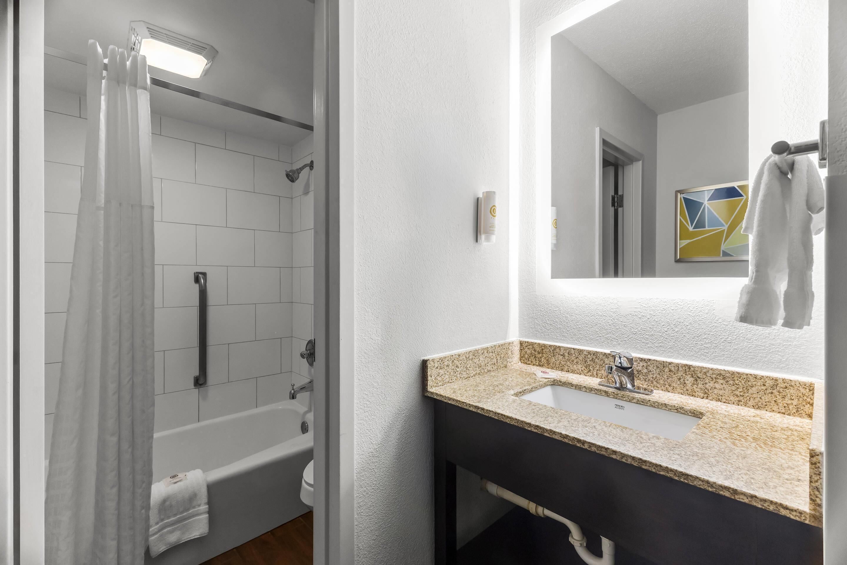 Un baño con bañera, ducha y lavamanos.