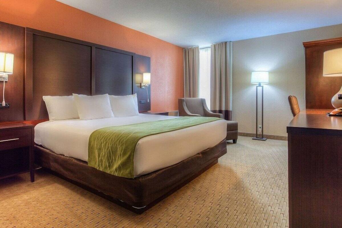 Camas con pillow-top, escritorio y cortinas blackout