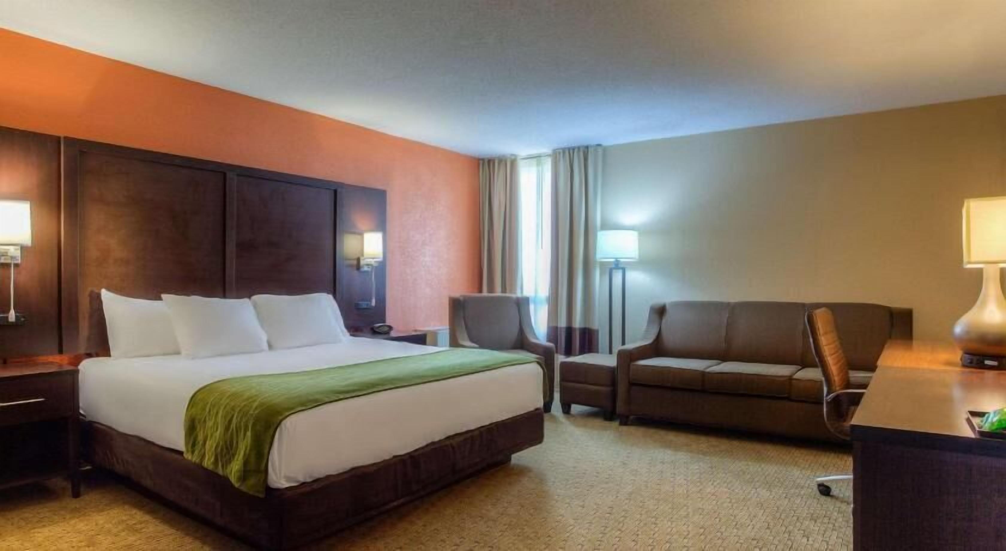 Camas con pillow-top, escritorio y cortinas blackout 