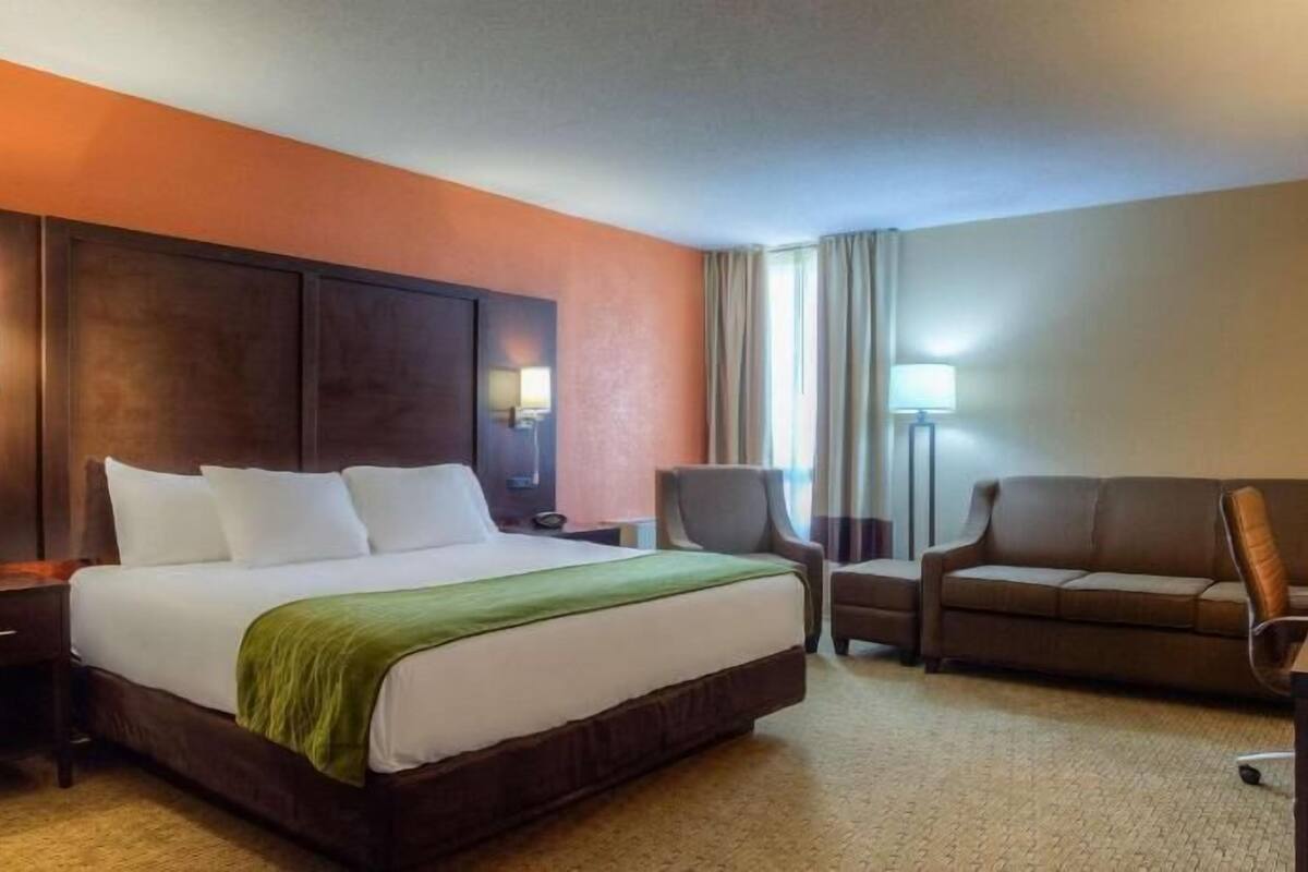 Camas con pillow-top, escritorio y cortinas blackout