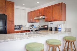 Condo, 1 chambre, vue sur l’océan | Cuisine privée | Réfrigérateur, four à micro-ondes, cafetière-théière, grille-pain