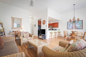Condo, 1 chambre, vue sur l’océan | Aire de séjour | Téléviseur à écran plat de 43 po avec télévision par câble, téléviseur