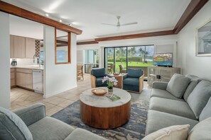 Condo, 2 habitaciones, frente al océano | Área de sala de estar | Televisión de pantalla plana de 43 pulgadas con canales por cable 