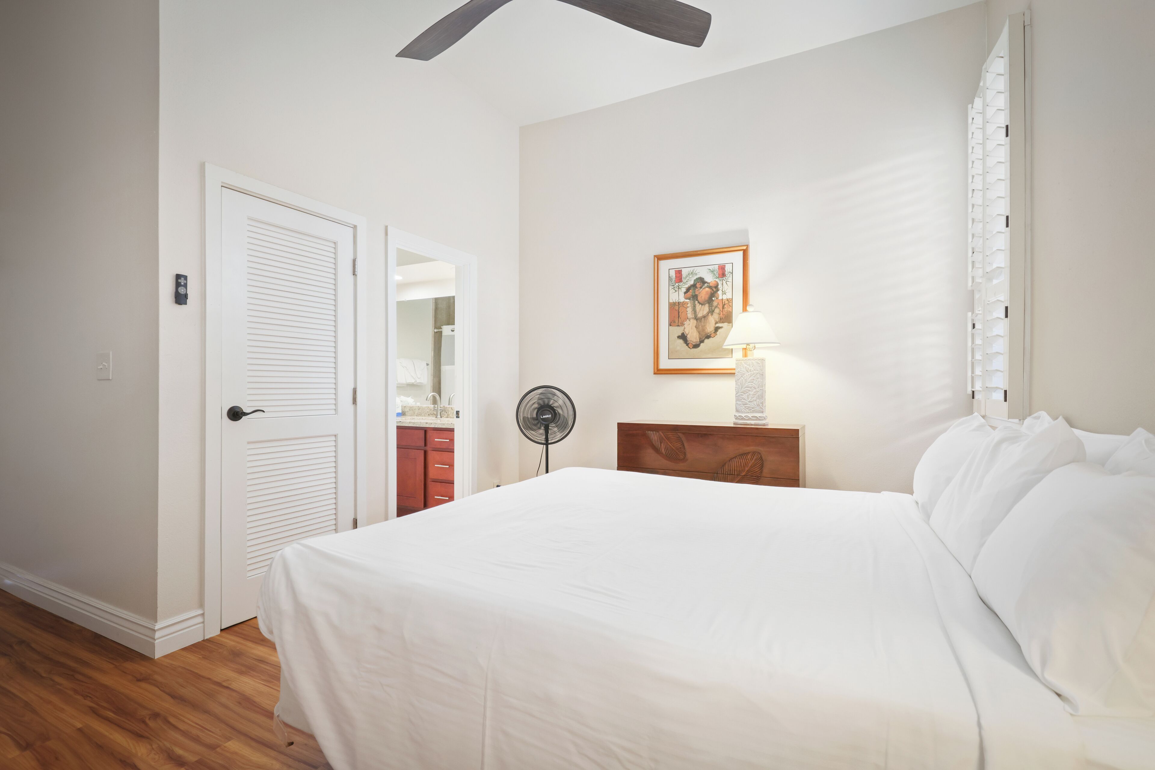 شقة - غرفة نوم واحدة - بمنظر للمحيط | خزنة داخل الغرفة ومكواة/لوح كي