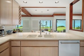 Condo, 2 habitaciones, frente al océano | Cocina privada | Refrigerador, microondas, horno y parrilla de estufa 